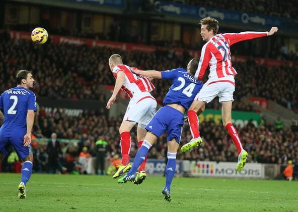 Aktuell Fußball, England, Premier League, Stoke City - FC Chelsea Peter Crouch of Stoke City directs a are chance towards the goal - Barclays Premier League - Stoke City vs FC Chelsea -- Britannia Stadium - Stoke - England - 22nd December 2014 - EDITORIAL USE ONLY. No use with unauthorised audio, video, data, fixture lists, club league logos or live services. Online in-match use limited to 120 images, no video emulation. No use in betting, games or single club league player publications.