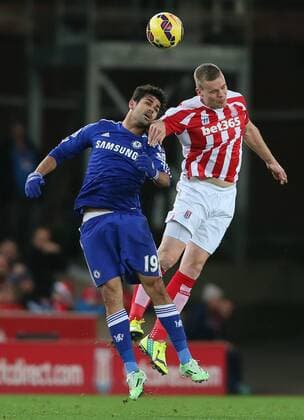 Aktuell Fußball, England, Premier League, Stoke City - FC Chelsea Diego Costa of Chelsea tussles with Ryan Shawcross of Stoke City - Barclays Premier League - Stoke City vs FC Chelsea -- Britannia Stadium - Stoke - England - 22nd December 2014 - EDITORIAL USE ONLY. No use with unauthorised audio, video, data, fixture lists, club league logos or live services. Online in-match use limited to 120 images, no video emulation. No use in betting, games or single club league player publications.