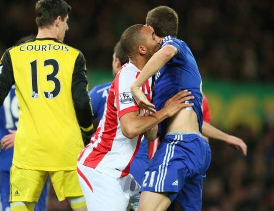 Aktuell Fußball, England, Premier League, Stoke City - FC Chelsea Steven N Zonzi of Stoke City and Nemanja Matic of Chelsea clash - Barclays Premier League - Stoke City vs FC Chelsea -- Britannia Stadium - Stoke - England - 22nd December 2014 - EDITORIAL USE ONLY. No use with unauthorised audio, video, data, fixture lists, club league logos or live services. Online in-match use limited to 120 images, no video emulation. No use in betting, games or single club league player publications.