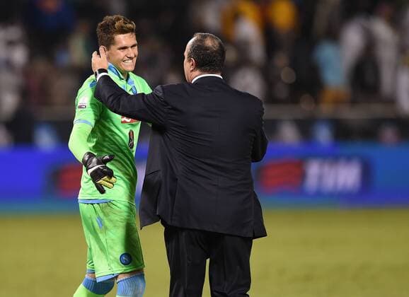 FUSSBALL INTERNATIONAL Supercoppa Italia Finale 2014 in Doha Juventus Turin - SSC Neapel 22.12.2014 Rafael Cabral (links) umarmt Trainer Rafael Benitez (rechts beide SSC Neapel) nach dem Sieg im Elfmeterschiessen. 