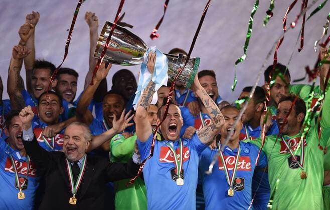 FUSSBALL INTERNATIONAL Supercoppa Italia Finale 2014 in Doha Juventus Turin - SSC Neapel 22.12.2014 Marek Hamsik (vorne) jubelt mit Rafael Cabral (dahinter) und seinen Mannschaftskollegen (alle SSC Neapel) nach dem Sieg im Elfmeterschiessen. Praesident Aurelio De Laurentiis (2.er von links) freut sich mit den Spielern. 