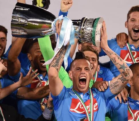 FUSSBALL INTERNATIONAL Supercoppa Italia Finale 2014 in Doha Juventus Turin - SSC Neapel 22.12.2014 Siegerehrung, Sieger SSC Neapel; Marek Hamsik jubelt mit Pokal 