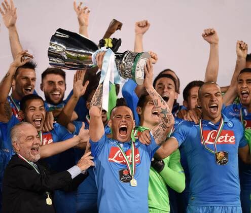 FUSSBALL INTERNATIONAL Supercoppa Italia Finale 2014 in Doha Juventus Turin - SSC Neapel 22.12.2014 Siegerehrung, Sieger SSC Neapel; Marek Hamsik jubelt mit Pokal, Praesident Aurelio De Laurentiis (li) und Goekhan Inler (re) 