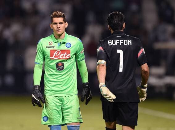 FUSSBALL INTERNATIONAL Supercoppa Italia Finale 2014 in Doha Juventus Turin - SSC Neapel 22.12.2014 Torwart Rafael Cabral (li, SSC Neapel) und Torwart Buffon Gianluigi (Juventus Turin) 