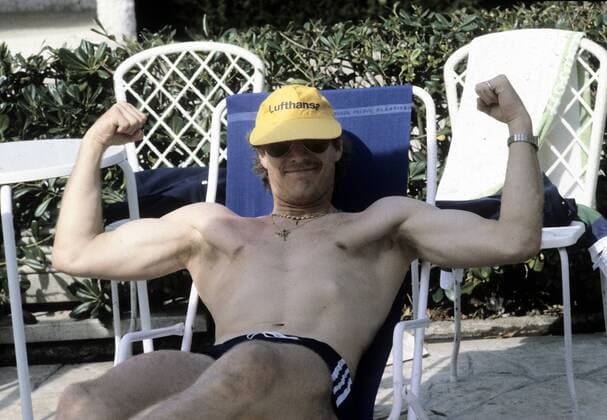 FB - Europameisterschaft 1980 Deutsche Spieler im Quartier Harald Toni Schumacher im Liegestuhl, zeigt seine Muskeln HM