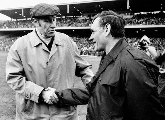EM-Qualifikation: Deutschland - Polen 0:0 17.11.1971 in Hamburg. Bundestrainer Helmut Schön (l.) und Polens Trainer Kazimierz Gorski begrüssen sich. HM