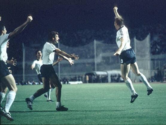 EM 1980 Finale Deutschland-Belgien 2:1 in Rom Horst Hrubesch (re.) jubelt nach Siegtreffer zum 2:1. Links: Bernd Cullmann. HM