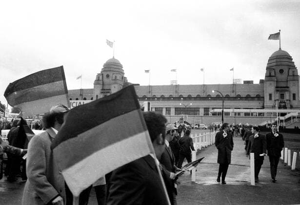 Europameisterschaft 1972 Viertelfinale Hinspiel: England - Deutschland (1:3) 29.04.1972 in Wembley. Deutsche Fans mit Fahnen vor dem Wembleystadion. HM