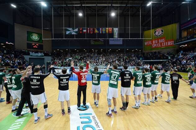 23.12.2014, xjhx, Handball HBL, HSG Wetzlar - GWD Minden, v.l. HSG Spieler jubeln jubelt nach Spielende.