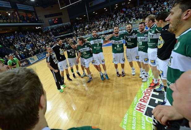 23.12.2014, xjhx, Handball HBL, HSG Wetzlar - GWD Minden, v.l. HSG Spieler jubeln jubelt nach Spielende.
