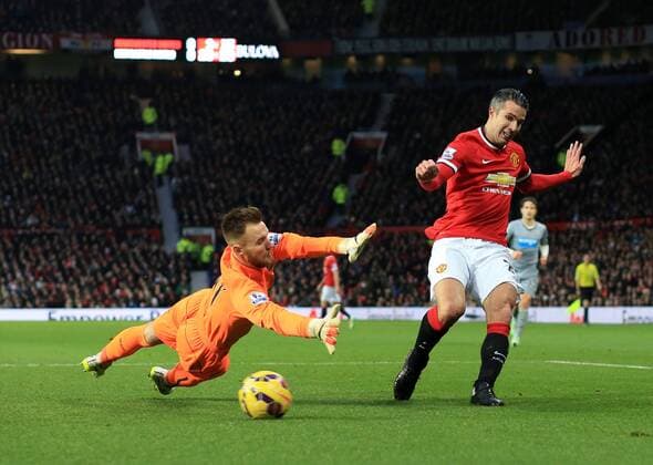 Manchester United ManU s Robin Van Persie puts his shot wide Barclays Premier League - Manchester United vs Newcastle United - Old Trafford - England - 26th December 2014 - Picture David Klein Sportimage EDITORIAL USE ONLY. No use with unauthorised audio, video, data, fixture lists, club league logos or live services. Online in-match use limited to 120 images, no video emulation. No use in betting, games or single club league player publications.