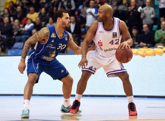 27.12.2014, xhbx, Basketball BBL, Frankfurt Skyliners - BG Goettingen, v.l. Justin Cobbs (Fraport Skyliners Frankfurt) , Khalid El-Amin (BG Goettingen)