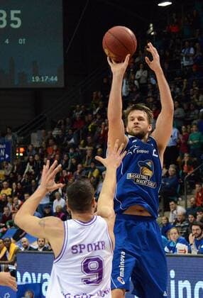 27.12.2014, xhbx, Basketball BBL, Frankfurt Skyliners - BG Goettingen, v.l. Dominik Spohr (BG Goettingen), Danilo Barthel (Fraport Skyliners Frankfurt)