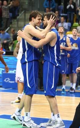 Johannes Voigtmann (Frankfurt) feiert mit Danilo Barthel (Frankfurt) den Sieg, 1. Basketball-Bundesliga 2014 2015. Fraport Skyliners vs. BG Goettingen, 27.12.2014 , EP_RRZ