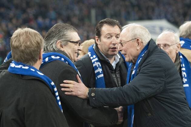 Rudi ASSAUER (Mitte) wird von ehemaligen Schalker Spielern herzlich begruesst, rechts Manfred Manni KREUZ, Fussball 1. Bundesliga, 17.Spieltag, FC Schalke 04 (GE) - Hamburger SV (HH) 0:0, am 20.12.2014 in Gelsenkirchen Deutschland. Â