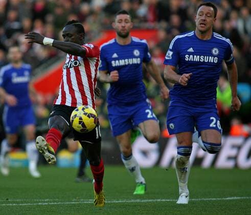 Football - 2014 2015 Premier League - Southampton vs. Chelsea Southampton s Sadio Mane flicks the ball past Thibaut Courtois of Chelsea to open the scoring at St Mary s Stadium Southampton Colorsport Shaun Boggust 