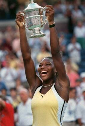 Tennis, US Open Damen Finale 1999, Serena Williams - Martina Hingis Sept. 11, 1999 - New York, New York, U.S. - Seventeen-year-old SERENA WILLIAMS holds the winners trophy after defeating Martina Hingis in the U.S. Open tennis final. Williams defeated Hingis 6-3, 76. Tennis 1999 - Serena Wins US Open Final  - ZUMA