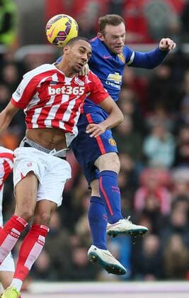Aktuell Fußball, England, Premier League, Stoke City - Manchester United Steven N Zonzi of Stoke City tussles with Wayne Rooney of Manchester United ManU Barclays Premier League - Stoke City vs Manchester Utd - Stoke - England - 1st January 2015 - Picture Simon Bellis Sportimage EDITORIAL USE ONLY. No use with unauthorised audio, video, data, fixture lists, club league logos or live services. Online in-match use limited to 120 images, no video emulation. No use in betting, games or single club league player publications.
