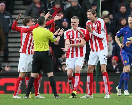 Aktuell Fußball, England, Premier League, Stoke City - Manchester United Ryan Shawcross of Stoke City and Peter Crouch of Stoke City claim handball to referee Michael Oliver - Barclays Premier League - Stoke City vs Manchester Utd - Stoke - England - 1st January 2015 - Picture Simon Bellis Sportimage EDITORIAL USE ONLY. No use with unauthorised audio, video, data, fixture lists, club league logos or live services. Online in-match use limited to 120 images, no video emulation. No use in betting, games or single club league player publications.