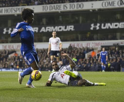 01.01.2015. London, England. Barclays Premier League. Tottenham versus Chelsea. Tottenham Hotspur s Danny Rose slides in to win the ball against Chelsea s Willian. xNigelxCookex  ActionPlus11585897
