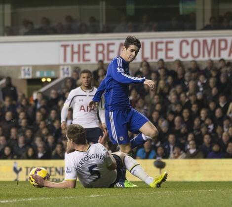 01.01.2015. London, England. Barclays Premier League. Tottenham versus Chelsea. Tottenham Hotspur s Jan Vertonghen appears to handle the ball in the box but the referee decides not to award the penalty. xNigelxCookex  ActionPlus11585911
