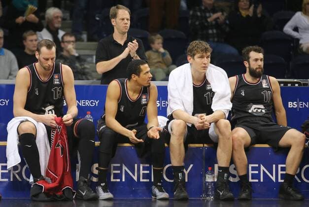 Enttäuschung auf der Bank der Quakenbrücker nach der Niederlage in Braunschweig. v.l.Guido Gruenheid (Artland Dragons), David McCray (Artland Dragons), Andreas Seiferth (Artland Dragons), Bastian Doreth (Artland Dragons) Basketball Loewen Braunschweig vs. Artland Dragons Quakenbrück