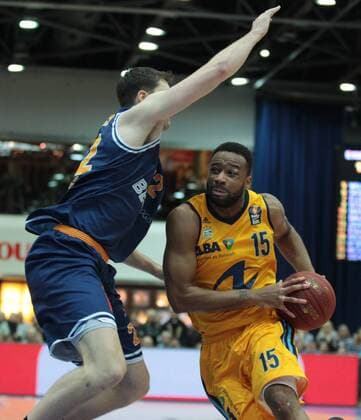 04.01.2015, xvex, Basketball BBL, Eisbären Bremerhaven - Alba Berlin, v.l. Jake O«Brien (Eisbären Bremerhaven) Reggie Redding (Alba Berlin)