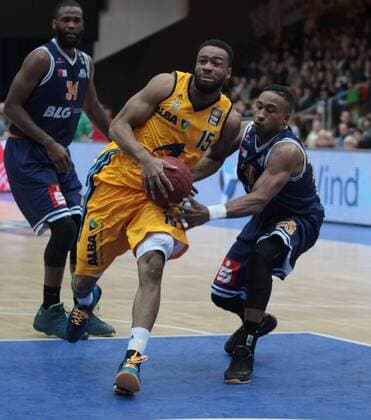 04.01.2015, xvex, Basketball BBL, Eisbären Bremerhaven - Alba Berlin, v.l. Devin Searcy (Eisbären Bremerhaven) Reggie Redding (Alba Berlin) Tyrus McGee ( Eisbären Bremerhaven )