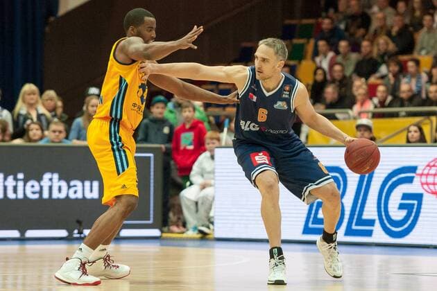 v.li.: Jamel McLean (ALBA Berlin), Sven Schultze (Eisbären Bremerhaven) im Zweikampf, Basketball, Beko BBL, Eisbären Bremerhaven - ALBA Berlin, xobx