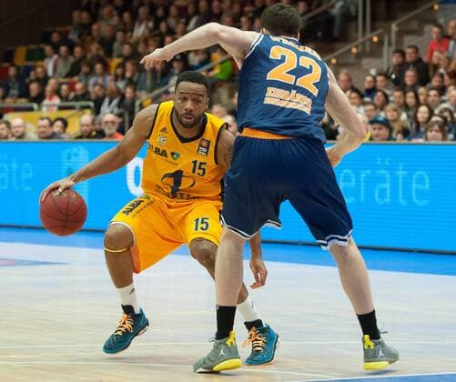 v.li.: Reggie Redding (ALBA Berlin), Jake O Brien (Eisbären Bremerhaven), Basketball, Beko BBL, Eisbären Bremerhaven - ALBA Berlin, xobx