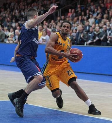 04.01.2015, xvex, Basketball BBL, Eisbären Bremerhaven - Alba Berlin, v.l. Jusuf El Domiaty (Eisbären Bremerhaven) Clifford Hammonds (Alba Berlin)