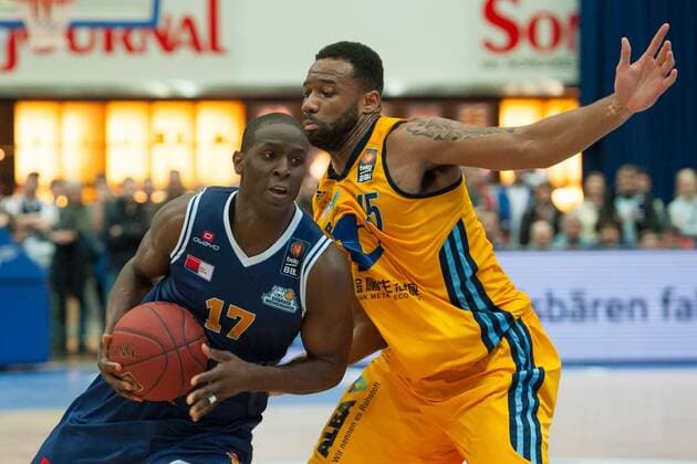 v.li.: Moses Ehambe (Eisbären Bremerhaven), Reggie Redding (ALBA Berlin) im Zweikampf, Basketball, Beko BBL, Eisbären Bremerhaven - ALBA Berlin, xobx