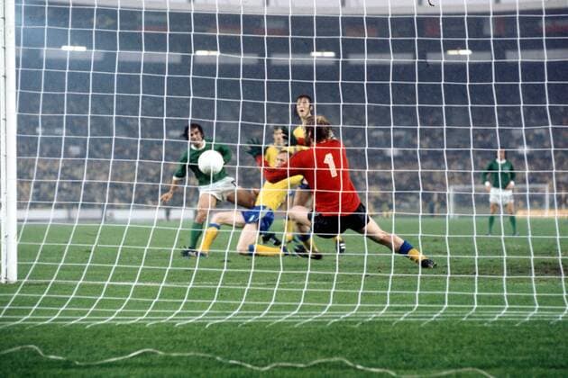 Weltmeisterschaft Zweite Runde, BR Deutschland - Schweden in Düsseldorf: Gerd Müller (li., BRD) schießt auf das Tor von Ronnie Hellström (Schweden)