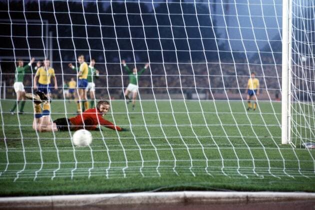 Weltmeisterschaft Zweite Runde, BR Deutschland - Schweden in Düsseldorf: Wolfgang Overath (BRD, nicht im Bild) trifft gegen Torwart Ronnie Hellström (Schweden) zum 1:0
