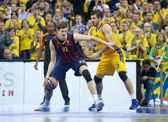 Basketball Berlin 02.01.2015 Saison 2014 2015 Euroleague Top 16 01. Spieltag Alba Berlin - FC Barcelona Barca Tibor Pleiss Pleiß (Barcelona, No.21) Marko Banic (Alba Berlin, No.13)