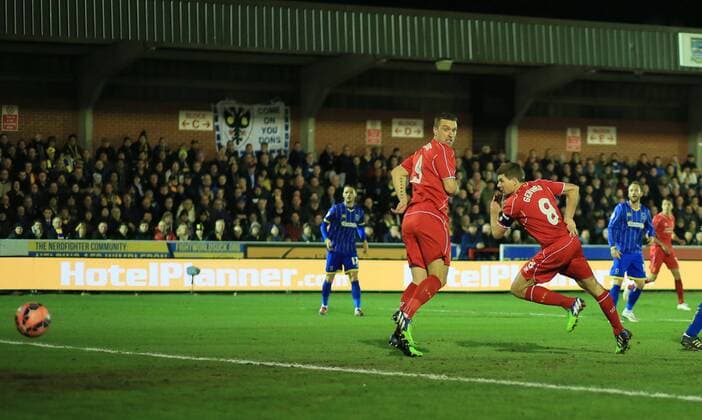 Aktuell Fußball, England, FA Cup, AFC Wimbledon - FC Liverpool Liverpool s Steven Gerrard scoring his sides opening goal FA Cup Third Round - AFC Wimbledon - FC Liverpool - Kingsmeadow Stadium park - England - 5th January 2015 - EDITORIAL USE ONLY. No use with unauthorised audio, video, data, fixture lists, club league logos or live services. Online in-match use limited to 120 images, no video emulation. No use in betting, games or single club league player publications.