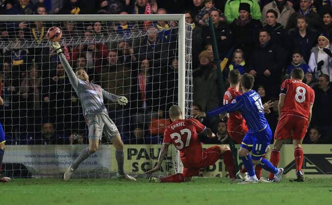 Aktuell Fußball, England, FA Cup, AFC Wimbledon - FC Liverpool AFC Wimbledon s Sean Rigg sees his shot saved superbly by Liverpool s Simon Mignolet FA Cup Third Round - AFC Wimbledon - FC Liverpool - Kingsmeadow Stadium park - England - 5th January 2015 - EDITORIAL USE ONLY. No use with unauthorised audio, video, data, fixture lists, club league logos or live services. Online in-match use limited to 120 images, no video emulation. No use in betting, games or single club league player publications.