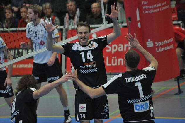 GER, VBL, SVG Lueneburg vs Berlin Recycling Volleys 07.01.2015, Gellersenhalle, Reppenstedt, GER, VBL, SVG Lueneburg vs Berlin Recycling Volleys, im Bild die Berliner Mannschaft jubelt