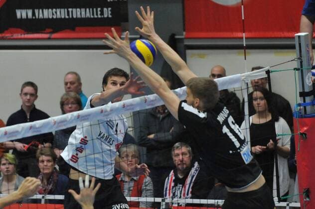 GER, VBL, SVG Lueneburg vs Berlin Recycling Volleys 07.01.2015, Gellersenhalle, Reppenstedt, GER, VBL, SVG Lueneburg vs Berlin Recycling Volleys, im Bild Tijmen Laane (Lueneburg 04) versucht sich gegen Christian Duennes (Dünnes Berlin 16 durchzusetzen