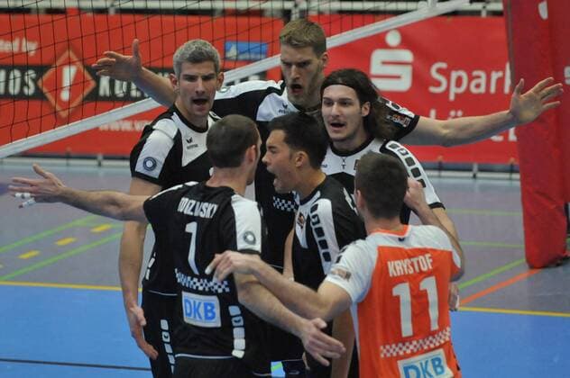 GER, VBL, SVG Lueneburg vs Berlin Recycling Volleys 07.01.2015, Gellersenhalle, Reppenstedt, GER, VBL, SVG Lueneburg vs Berlin Recycling Volleys, im Bild die Berliner Mannschaft jubelt