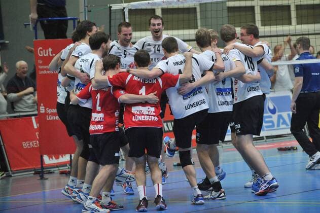 GER, VBL, SVG Lueneburg vs Berlin Recycling Volleys 07.01.2015, Gellersenhalle, Reppenstedt, GER, VBL, SVG Lueneburg vs Berlin Recycling Volleys, im Bild die Lueneburger jubeln ueber ihren Sieg