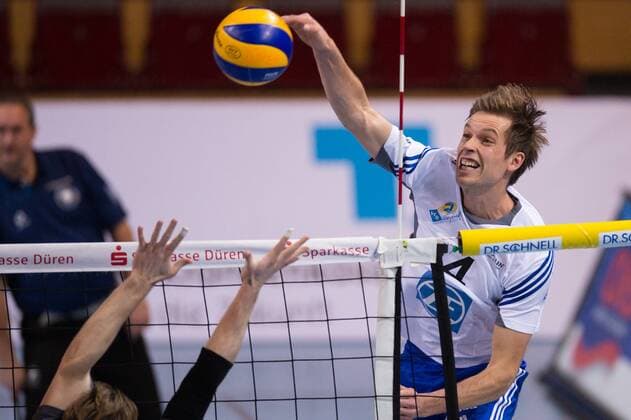 07.01.2015, Arena Kreis Dueren, Dueren Volleyball, Bundesliga Maenner, SWD powervolleys Düren Dueren vs. VfB Friedrichshafen Angriff Maarten van Garderen ( 4 Friedrichshafen)