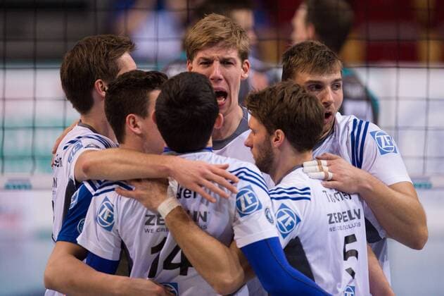 07.01.2015, Arena Kreis Dueren, Dueren Volleyball, Bundesliga Maenner, SWD powervolleys Düren Dueren vs. VfB Friedrichshafen Jubel Maarten van Garderen ( 4 Friedrichshafen), Jenia Grebennikov ( 10 Friedrichshafen), Baptiste Geiler ( 14 Friedrichshafen), Max Günthör Guenthoer ( 8 Friedrichshafen), Simon Tischer ( 5 Friedrichshafen), Adrian Gontariu ( 13 Friedrichshafen)