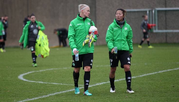 Trainingsauftakt des Frauenfussballbundesligisten VfL Wolfsburg mit Neuzugang Yuki Ogimi , hier im Gespräch mit Nilla Fischer ( beide VfL Wolfsburg).