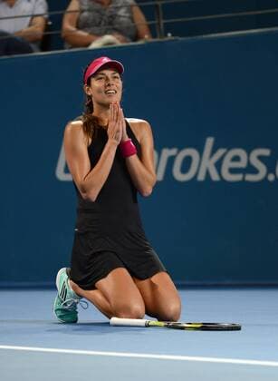 Ana Ivanovic (SRB) kniet am Boden und faltet die Hände. Brisbane International 2015, Brisbane, Australien