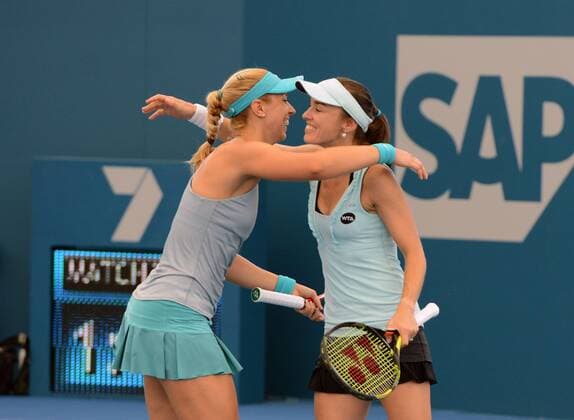 L-R, Sabine Lisicki (GER) umarmt ihre Doppelpartnerin Martina Hingis (SUI). Brisbane International 2015, Brisbane, Australien