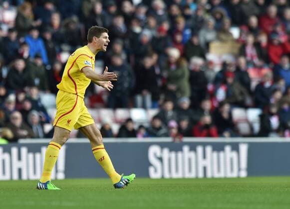 Aktuell FuÃŸball, England, Premier League, AFC Sunderland - FC Liverpool 10.01.2015. Sunderland, England. Barclays Premier League. Sunderland versus Liverpool. Steven Gerrard of Liverpool pleads with Referee Craig Pawson for a penalty xPeterxHaygarthx  ActionPlus11588152