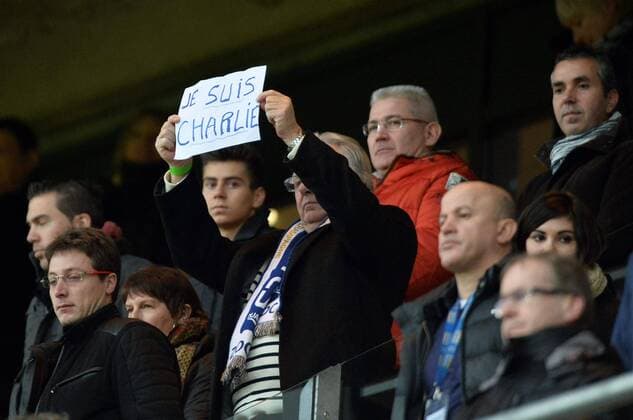Aktuell Fußball, Frankreich, Ligue 2, Anteilnahme für Opfer des Terroranschlags auf Satiremagazin Charlie Hebdo Hommage Charlie Hebdo FOOTBALL : Troyes vs Brest - Ligue 2 - 10 01 2015 AnthonyBIBARD FEP Panoramic 