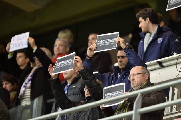 Aktuell Fußball, Frankreich, Ligue 2, Anteilnahme für Opfer des Terroranschlags auf Satiremagazin Charlie Hebdo Solidaritätsbekundungen für die Opfer des Anschlages auf das Redaktionsgebäude der Satirezeitung Charlie Hebdo - Fussball, ES Troyes AC vs Stade Brest - Ligue 2 - Frankreich 10 01 2015 AnthonyBIBARD FEP Panoramic 