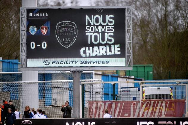 Aktuell Fußball, Frankreich, Ligue 2, Anteilnahme für Opfer des Terroranschlags auf Satiremagazin Charlie Hebdo Solidaritätsbekundungen für die Opfer des Anschlages auf das Redaktionsgebäude der Satirezeitung Charlie Hebdo - Fussball, ES Troyes AC vs Stade Brest - Ligue 2 - Frankreich 10 01 2015 AnthonyBIBARD FEP Panoramic 